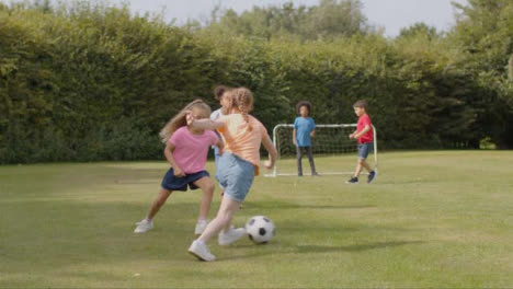 Tiro-De-Seguimiento-De-Un-Grupo-De-Niños-Jugando-Al-Fútbol-11