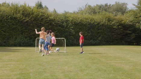 Kamerafahrt-Einer-Gruppe-Von-Kindern,-Die-Fußball-Spielen-12