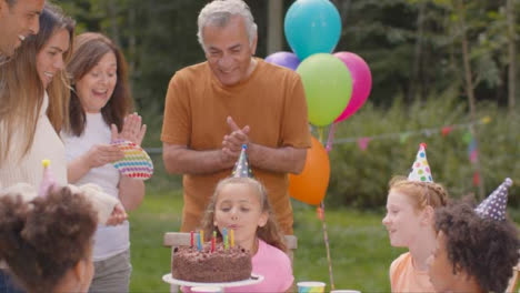 Mittlere-Aufnahme-Von-Familie-Und-Freunden,-Die-Den-Kindergeburtstag-Feiern