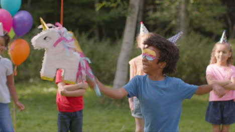 Plano-Medio-De-Joven-Balanceándose-En-Piñata-En-La-Fiesta-De-Cumpleaños