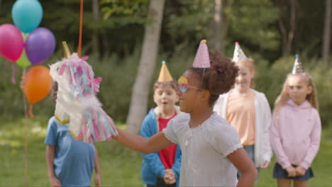 Plano-Medio-De-Niña-Balanceándose-En-Piñata-En-La-Fiesta-De-Cumpleaños