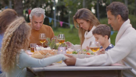 Mittlere-Aufnahme-Der-Familie,-Die-Vor-Dem-Abendessen-Gnade-Sagt