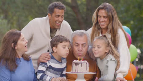 Mittlere-Aufnahme-Der-Familie,-Die-Geburtstag-Mit-Großvater-Feiert