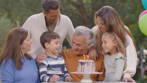 Mittlere-Aufnahme-Der-Familie,-Die-Lachen,-Während-Sie-Mit-Großvater-Geburtstag-Feiern?