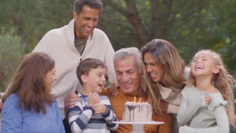 Plano-Medio-De-Familia-Cantando-Feliz-Cumpleaños-Al-Abuelo.
