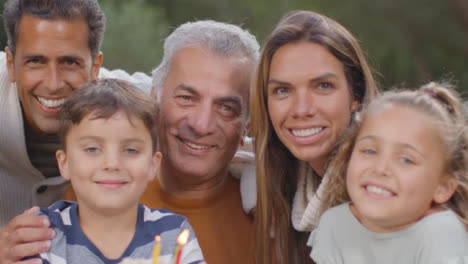 Retrato-De-Familia-Sonriendo-Con-Una-Tarta-De-Cumpleaños