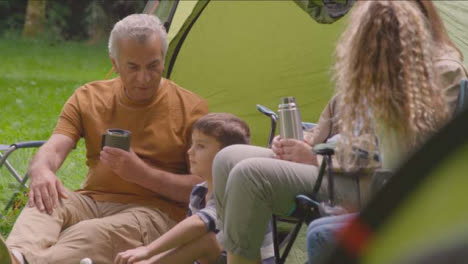 Handheld-Aufnahme-Von-Enkeln,-Die-Zu-Ihren-Großeltern-Bei-Ihren-Zelten-Gehen