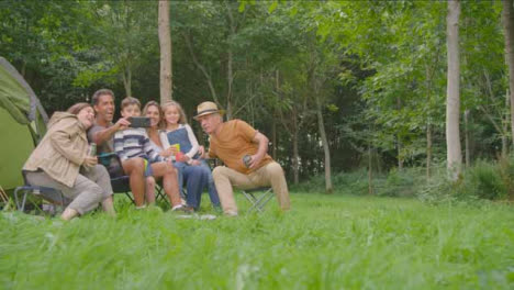 Tiro-De-ángulo-Bajo-De-Familia-Tomando-Selfie-En-Viaje-De-Campamento-01