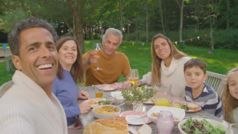 Toma-Pov-De-Familia-Tomando-Selfie-Juntos-Durante-La-Cena-Al-Aire-Libre