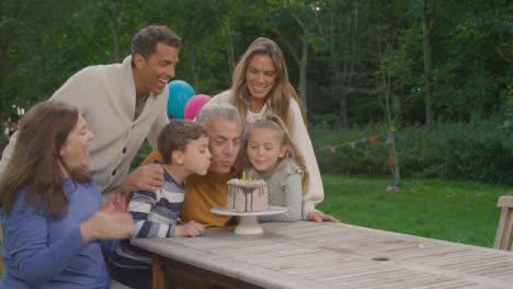 Toma-De-Mano-De-Familia-Cantando-Feliz-Cumpleaños-Al-Abuelo