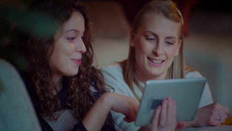 Zwei-Mädchen-Beim-Online-Shopping-Auf-Einem-Digitalen-Tablet