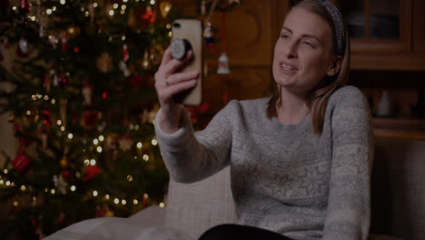 Mujer-Positiva-Video-Chat-Navidad-Smartphone-3