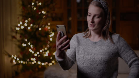 Positive-Frau-Videochatten-Weihnachts-Smartphone-4