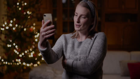 Positive-Frau-Video-Chat-Weihnachts-Smartphone-5