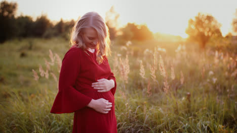 Pregnant-Woman-Walking-On-A-Meadow-In-Sunset-6