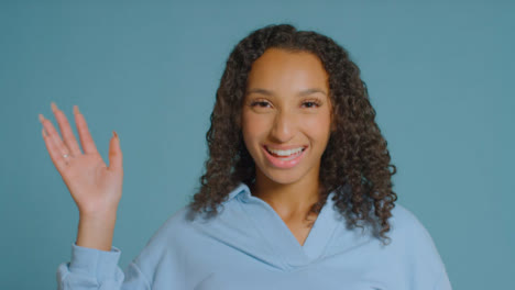 Toma-De-Retrato-De-Mujer-Adulta-Joven-Sonriendo-Y-Saludando-A-La-Cámara