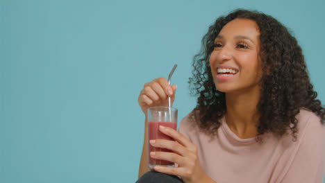 Medium-Shot-of-Young-Adult-Woman-with-Smoothie-Having-Conversation-01