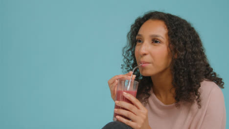 Medium-Shot-of-Young-Adult-Woman-with-Smoothie-Having-Conversation-02