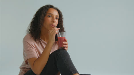 Medium-Shot-of-Young-Adult-Woman-with-Smoothie-Having-Conversation-03