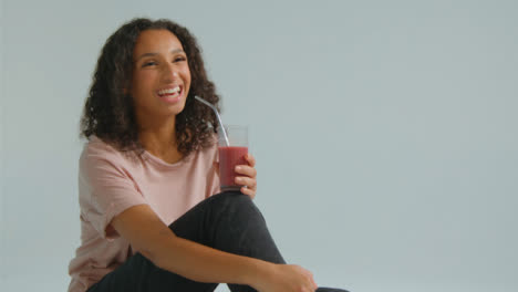 Medium-Shot-of-Young-Adult-Woman-with-Smoothie-Having-Conversation-04