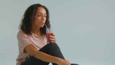 Medium-Shot-of-Young-Adult-Woman-with-Smoothie-Having-Conversation-05