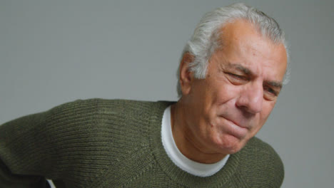 Nahaufnahme-Eines-älteren-Mannes-Mit-Starken-Rückenschmerzen