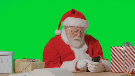 Retrato-De-Santa-Usando-Un-Teléfono-Móvil-Delante-De-La-Pantalla-Verde