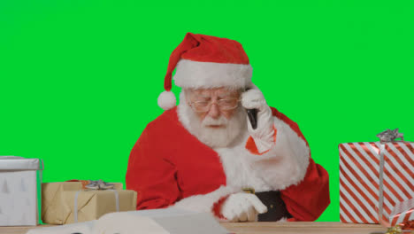 Retrato-De-Santa-Tomando-Una-Llamada-De-Teléfono-Móvil-Delante-De-La-Pantalla-Verde