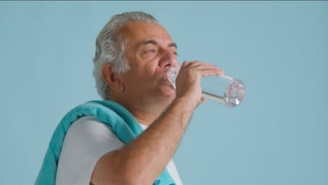 Nahaufnahme-Eines-älteren-Mannes,-Der-Aus-Einer-Plastikwasserflasche-Trinkt?