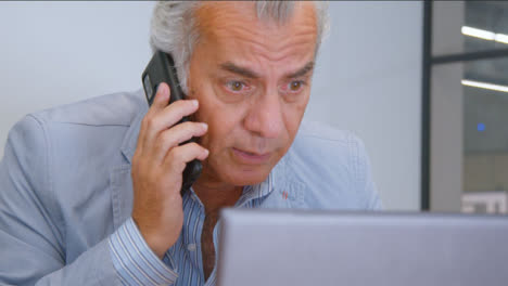 Nahaufnahme-Eines-älteren-Mannes,-Der-An-Seinem-Schreibtisch-Sitzt-Und-Telefoniert