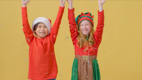 Zwei-Kinder-Werfen-Weihnachtslamms