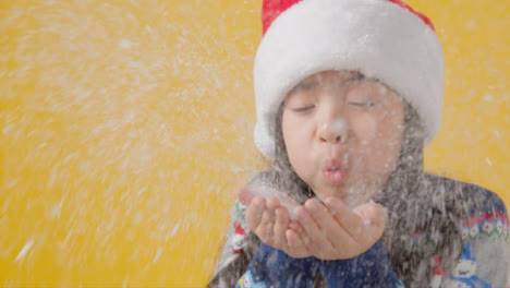 Nahaufnahme-Festlicher-Junge-In-Weihnachtsmütze-Bläst-Schnee