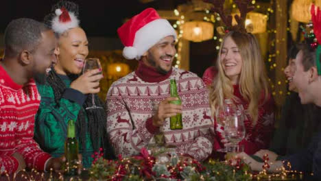 Plano-Deslizante-De-Un-Grupo-De-Amigos-Bailando-Y-Socializando-En-El-Bar-En-Navidad