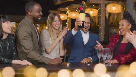 Gleitende-Aufnahme-Von-Freunden,-Die-Während-Der-Neujahrsfeiern-Champagner-Einschenken