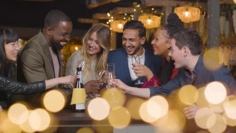 Gleitende-Aufnahme-Von-Freunden,-Die-Während-Der-Neujahrsfeiern-Champagnergläser-Anstoßen