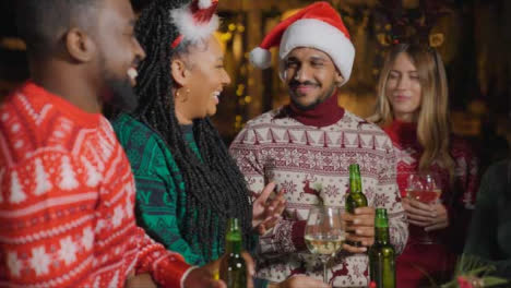 Tiro-De-Seguimiento-Alejándose-Del-Grupo-De-Amigos-Celebrando-La-Navidad-En-Un-Bar