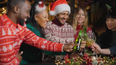 Seguimiento-De-Disparo-Acercándose-A-Amigos-Brindando-Bebidas-Durante-Las-Celebraciones-Navideñas