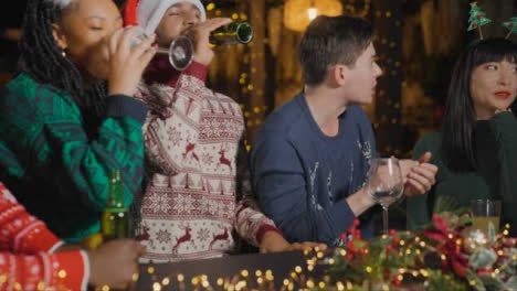 Kamerafahrt-Nähert-Sich-Betrunkenen-Mann-Mit-Seinen-Freunden-Während-Der-Weihnachtsfeier-In-Einer-Bar