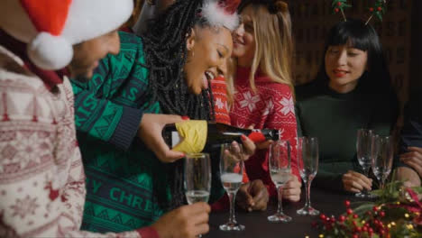Kamerafahrt-Nähert-Sich-Freunden,-Die-Während-Der-Weihnachtsfeiern-Champagner-Einschenken