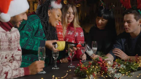 Kamerafahrt,-Die-Sich-Von-Freunden-Wegzieht,-Die-Während-Der-Weihnachtsfeiern-Champagner-Einschenken