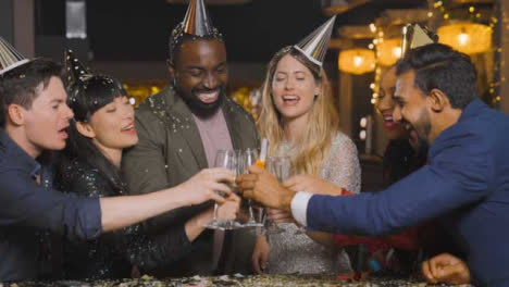 Plano-General-De-Amigos-Brindando-Bebidas-Durante-Las-Celebraciones-De-Nochevieja