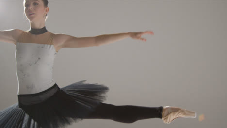 Tiro-De-Seguimiento-De-Una-Bailarina-De-Ballet-Bailando