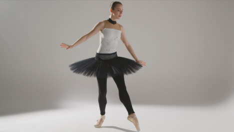 Kamerafahrt-Einer-Balletttänzerin,-Die-Auf-Spitze-Tanzt