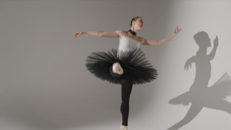 Weitwinkelaufnahme-Einer-Balletttänzerin,-Die-Im-Schwarzen-Tutu-Tanzt