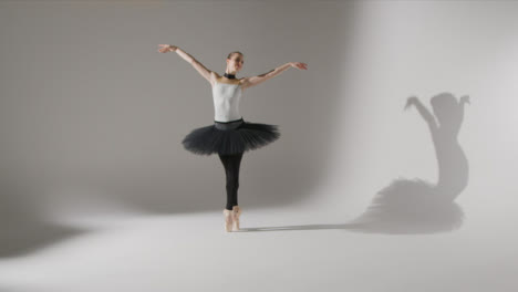 Weitwinkelaufnahme-Einer-Balletttänzerin,-Die-Sich-Auf-Der-Spitze-Dreht-Und-Tanzt