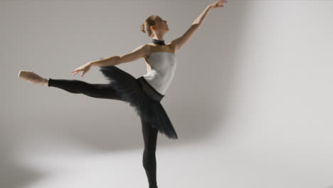 Kamerafahrt-Einer-Balletttänzerin,-Die-In-Schwarzem-Tutu-Tanzt-Und-Springt