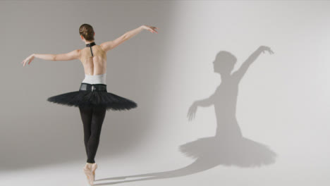 Plano-General-De-La-Parte-Posterior-De-La-Bailarina-De-Ballet-Bailando