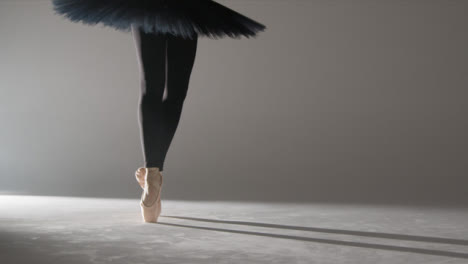 Tiro-Inclinado-Hacia-Arriba-De-Una-Bailarina-De-Ballet-Bailando
