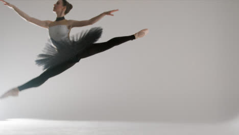 Weitwinkelaufnahme-Eines-Balletttänzers,-Der-Auf-Pointe-Tanzt-Und-Springt