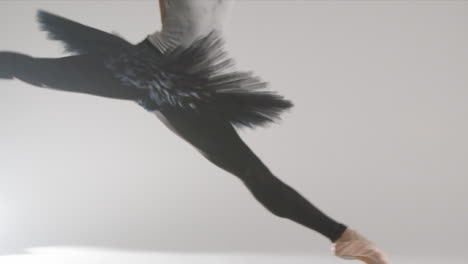 Kamerafahrt-Einer-Balletttänzerin,-Die-In-Einem-Schwarzen-Tutu-Tanzt-Und-Springt